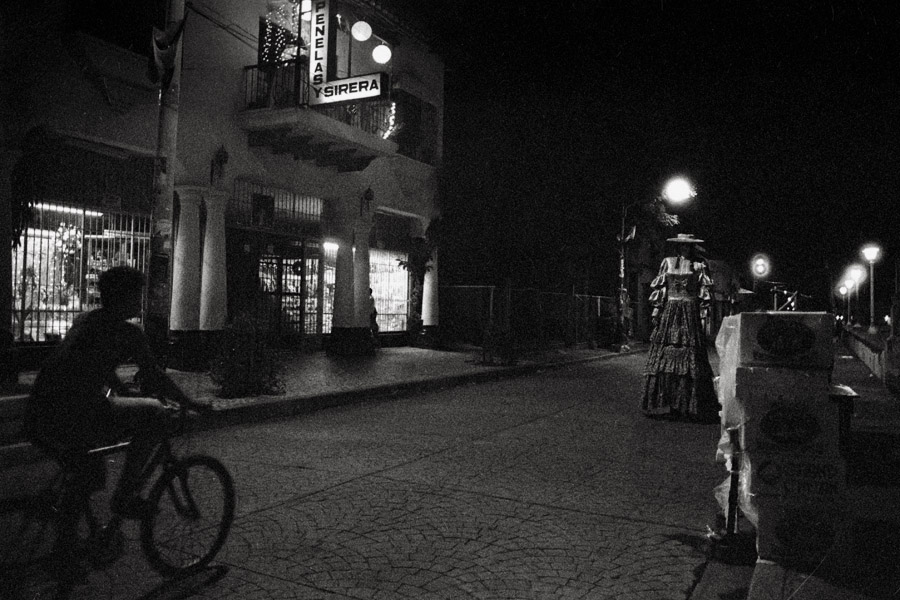 Le&oacute;n, Nicaragua 2008: La Gigantona wandering the town at night.