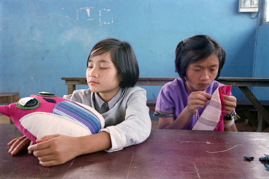 Thoo Mweh Khee: based in Phop Phra, this boarding school has grown over the years into a small village, including housing for teachers, fish farms, vegetable gardens, and loom weavers who work on-site. I was there to teach toy-making through the translator/samplemaker who I had previously taught. This series of workshops were paid for by New Zealand-based Spinning Top, while the trainers came from local org Borderline Collective.