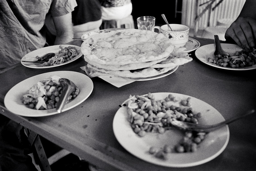 2011: traditional breakfast of naan and chickpeas. Usually sold by Muslim Burmese tea shops.