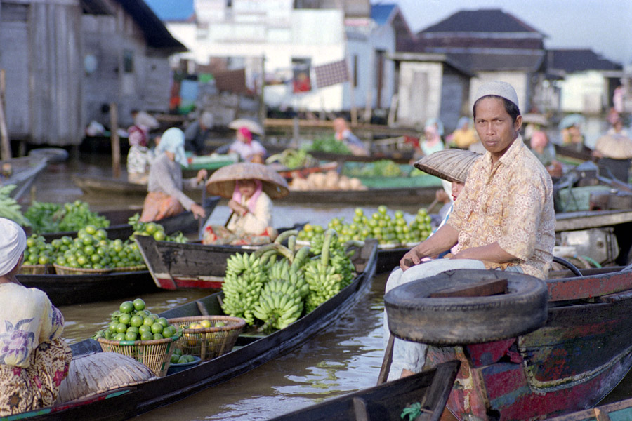 Banjarmasin, Kalimantan, Indonesia 2010: Pasar Lokbaintan is one of two floating markets selling wholesale meats and produce, about 45 minutes from Banjarmasin by boat.